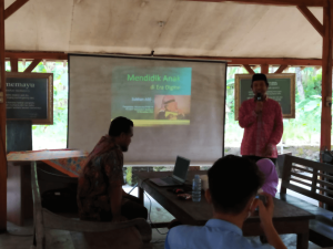Pemaparan-materi-oleh-Dr.-Subhan-Afifi-M.Si-tentang-Mendidik-Anak-di-Era-Digital