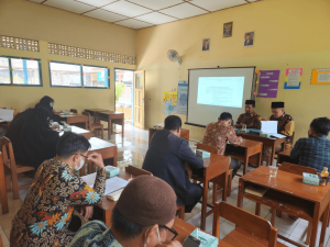 Suasana-Pelaksanan-Pengabdian-Masyarakat-FPSB-UII-berupa-pemaparan-materi-tentang-Pendidikan-Anak-dalam-Islam-dan-Psikologi-Anak-Kepengasuhan