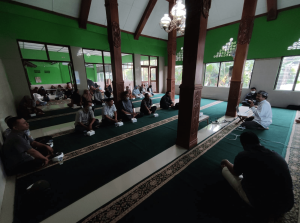 Suasana-pemaparan-materi-dan-diskusi-tentang-Kompetensi-Pengasuhan-dan-Literasi-Digital-oleh-Dr.-Subhan-Afifi